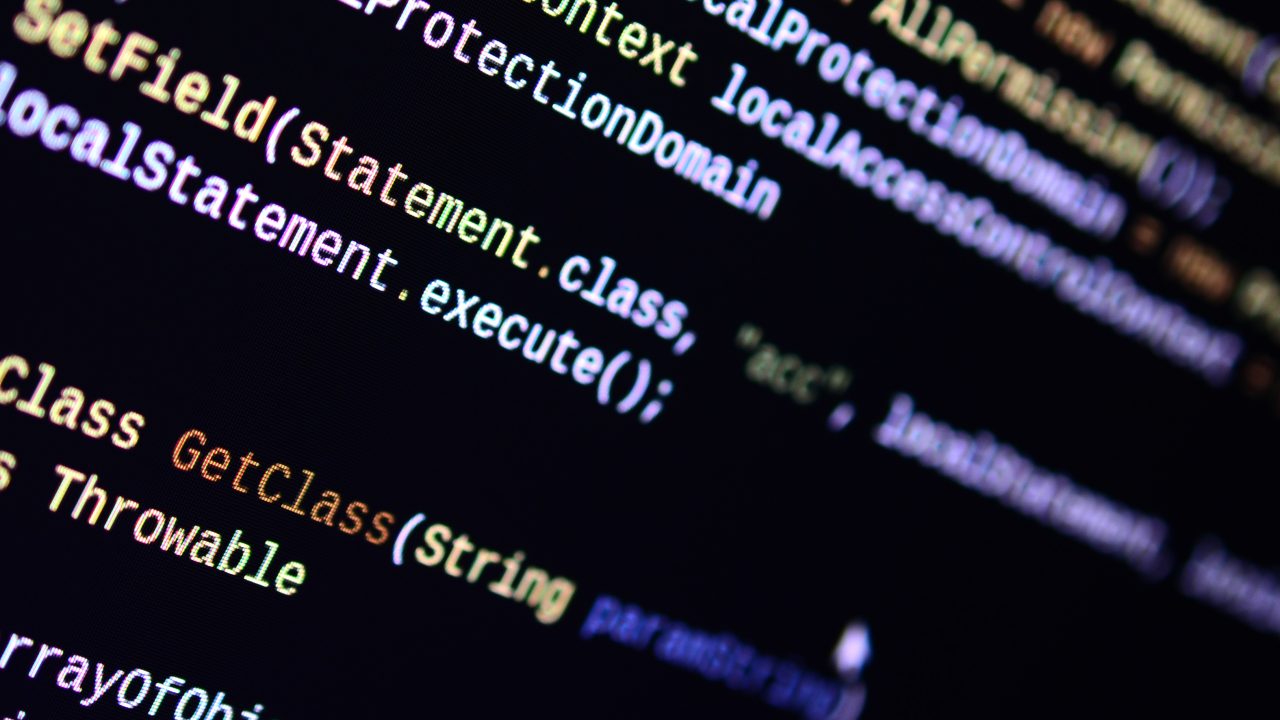 Código de programación Java en monitor con resaltado de sintaxis
