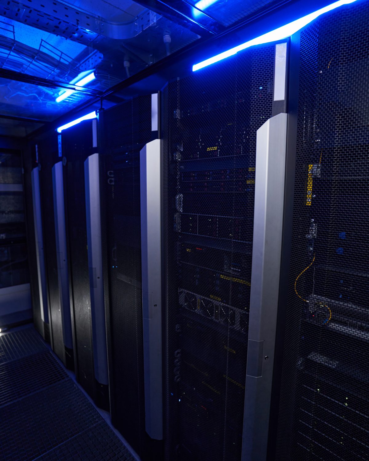 Centro de datos moderno con racks de servidores iluminados en azul