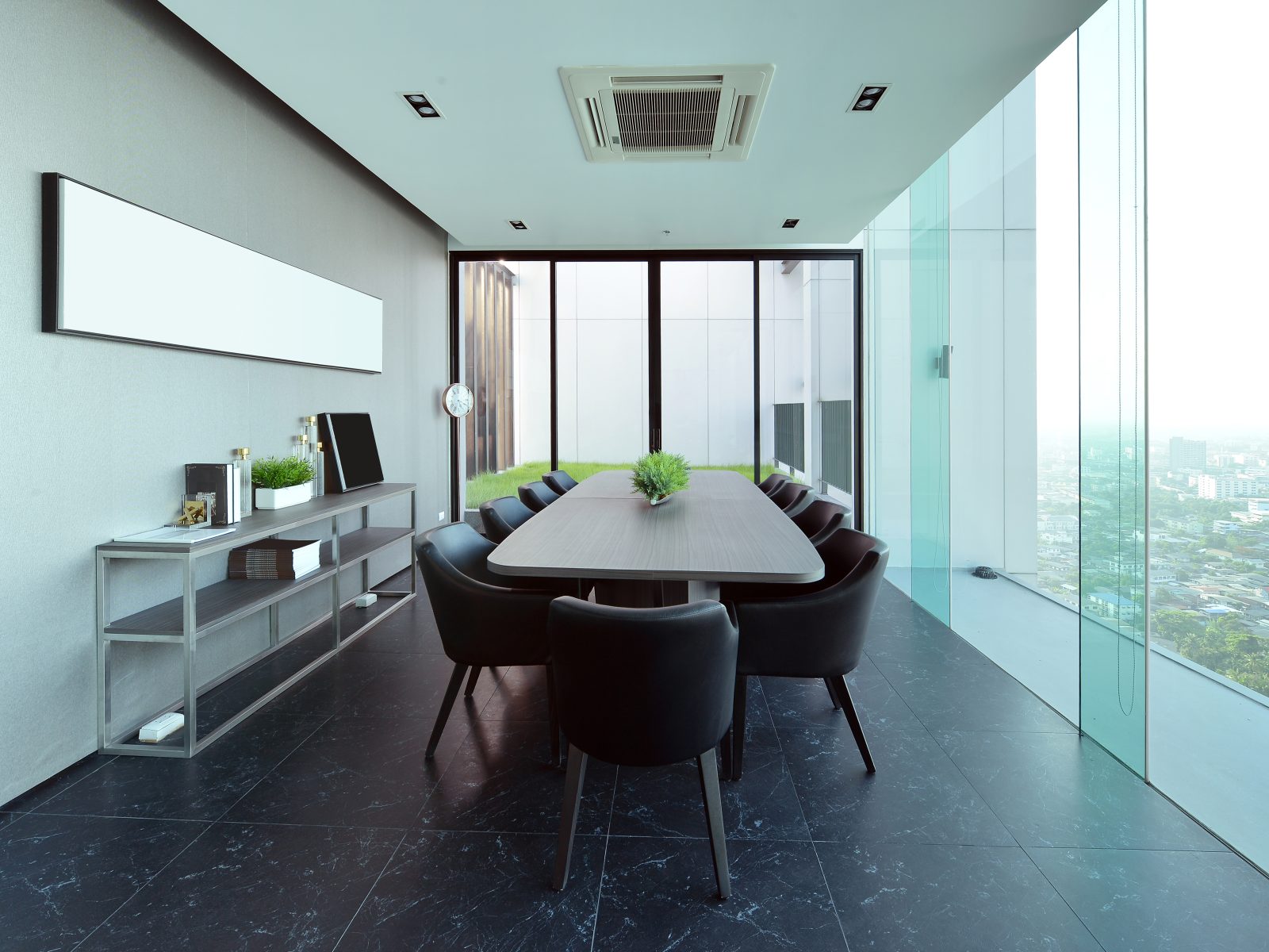 Sala de reuniones moderna con vista panorámica de la ciudad