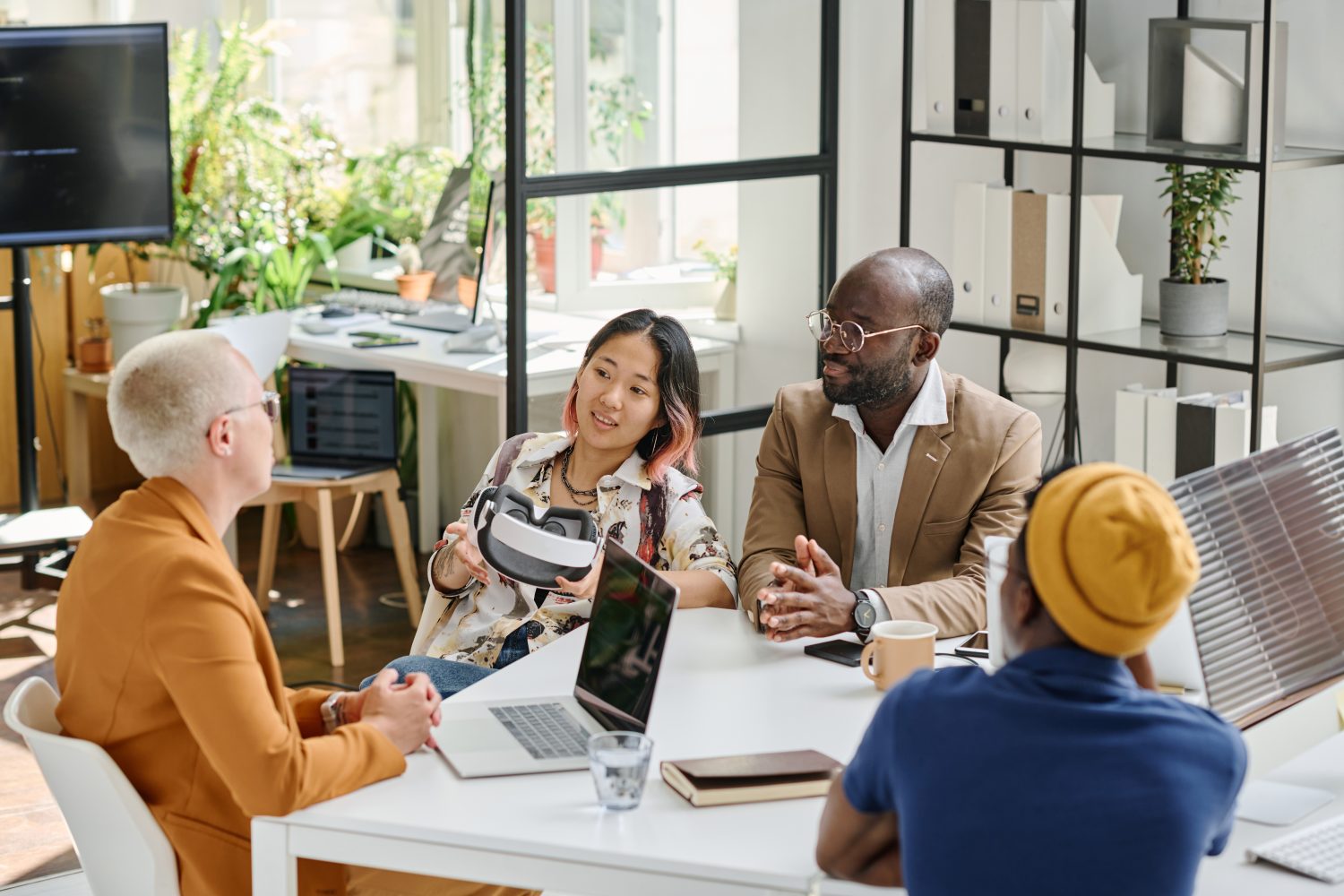 Equipo diverso de profesionales colaborando en una mesa de trabajo moderna